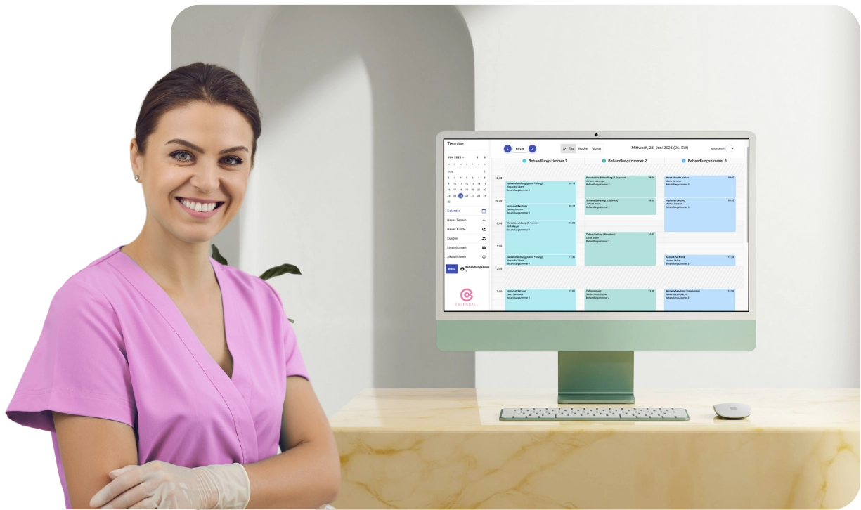 Zahnärztin vor Bildschirm mit digitalem Terminkalender in moderner Zahnarztpraxis
